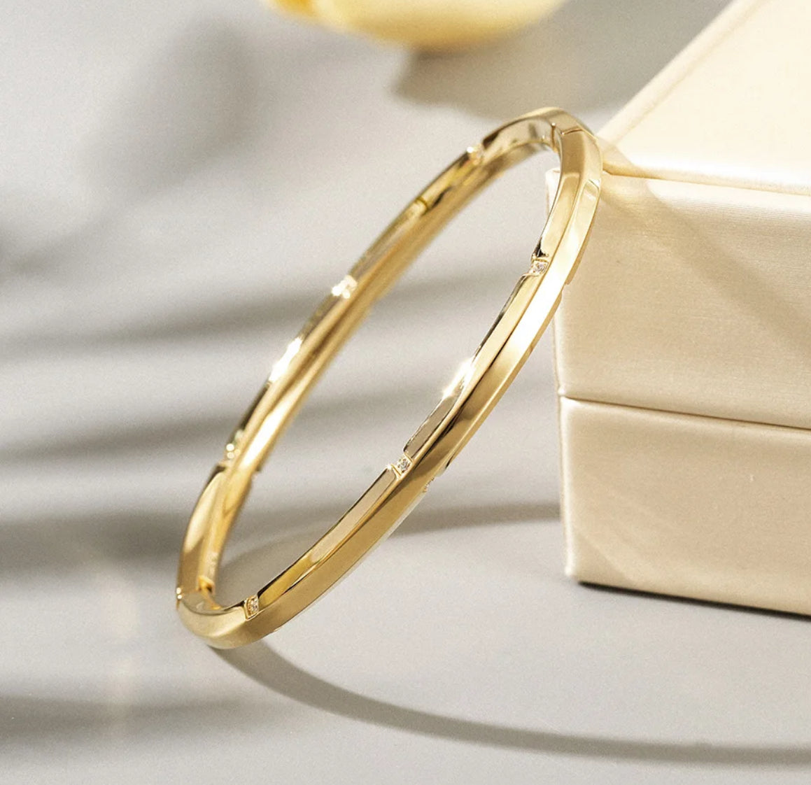 HINGED SNAP BANGLE