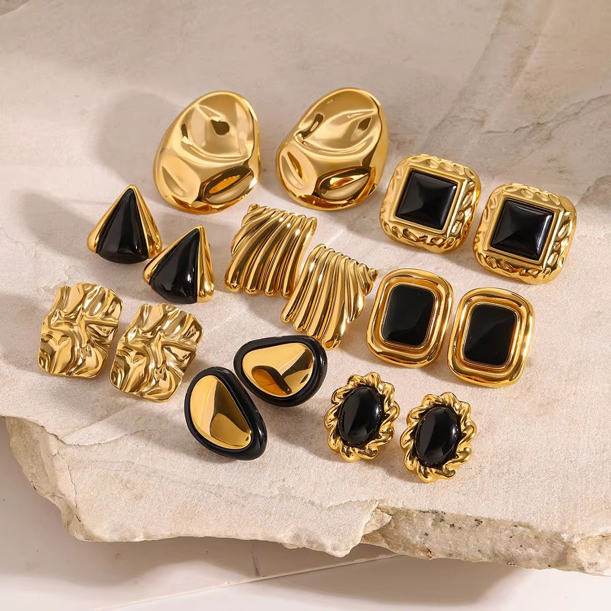 BLACK TRIANGLE EARRING