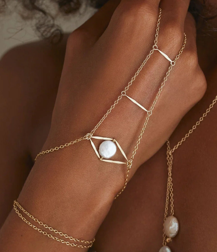 PEARL EYE HAND CHAIN