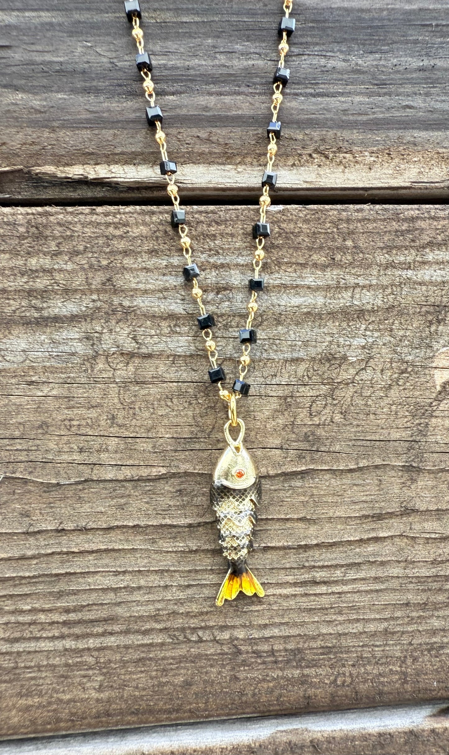 BEADED SHORT FISH NECKLACE