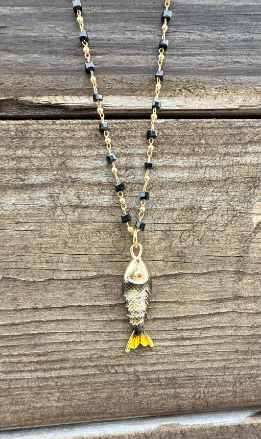 BEADED SHORT FISH NECKLACE