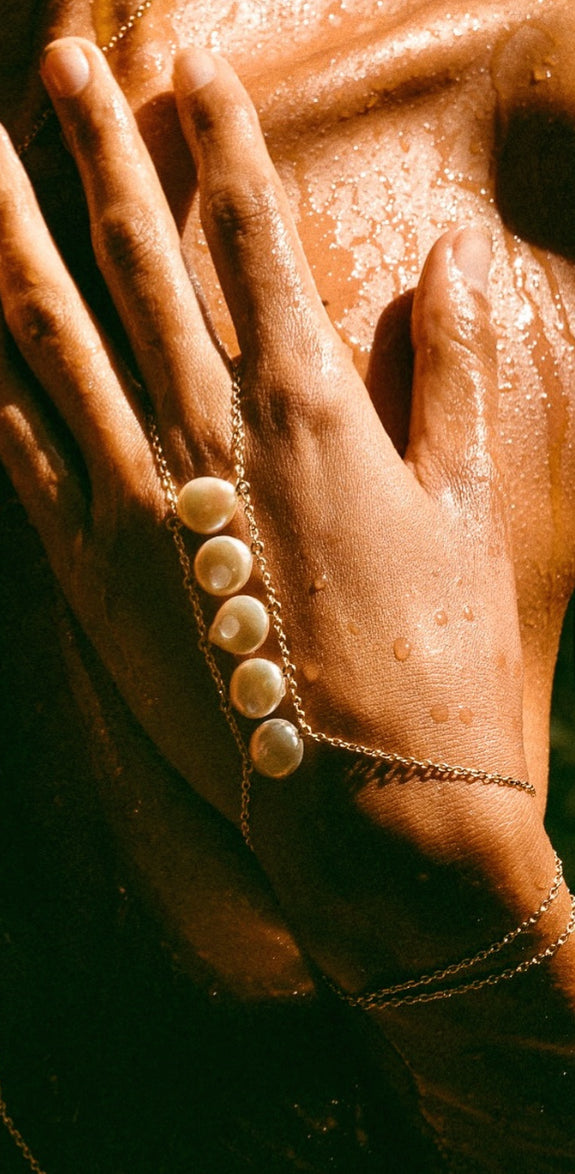 PEARL HAND CHAIN