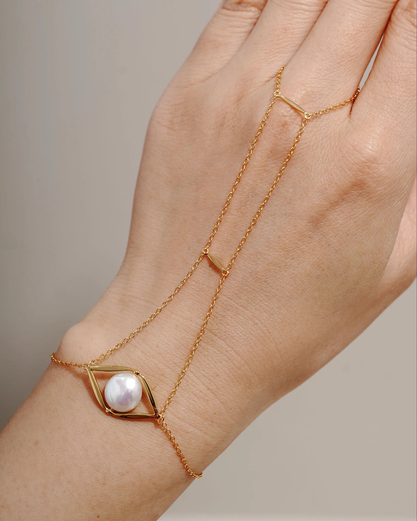 PEARL EYE HAND CHAIN
