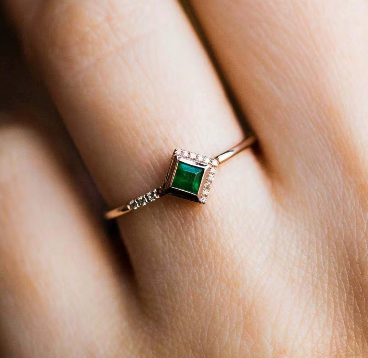 EMERALD SQUARE RING
