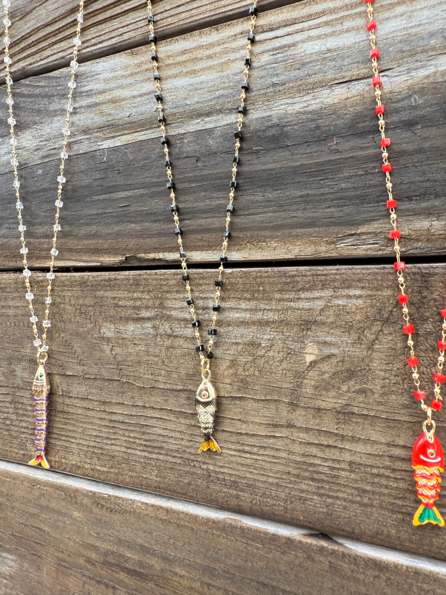 BEADED SHORT FISH NECKLACE