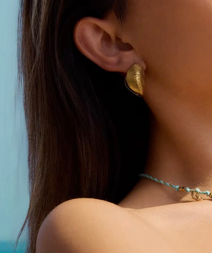 CLAM EARRING