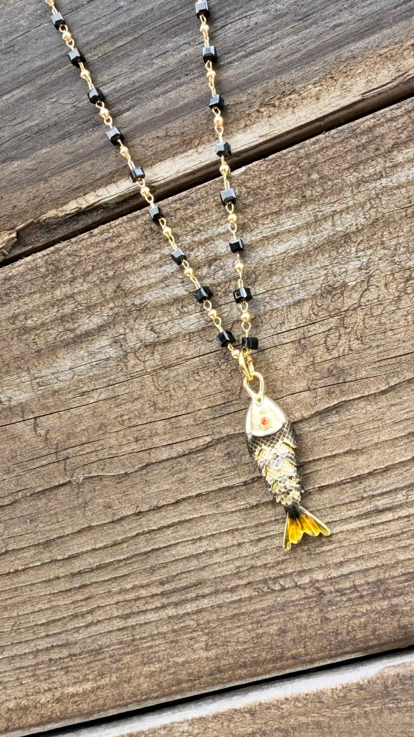 BEADED SHORT FISH NECKLACE