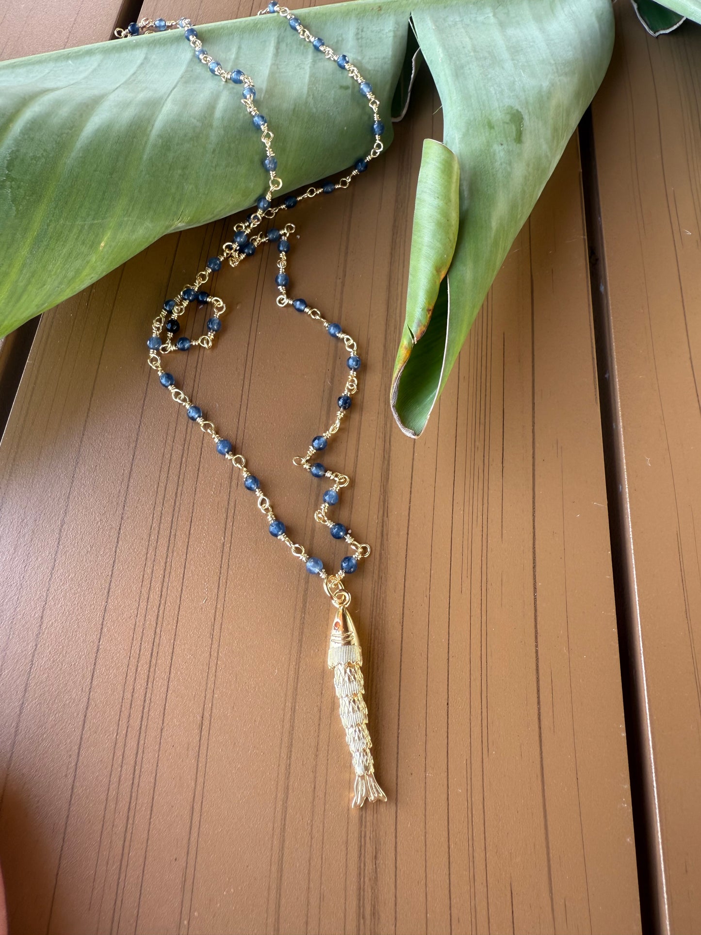 BEADED LONG FISH NECKLACE