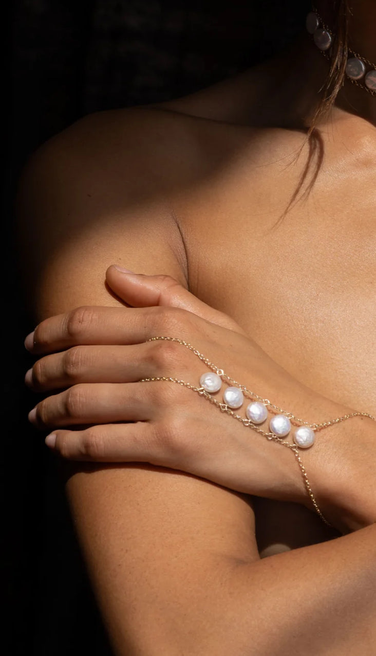 PEARL HAND CHAIN