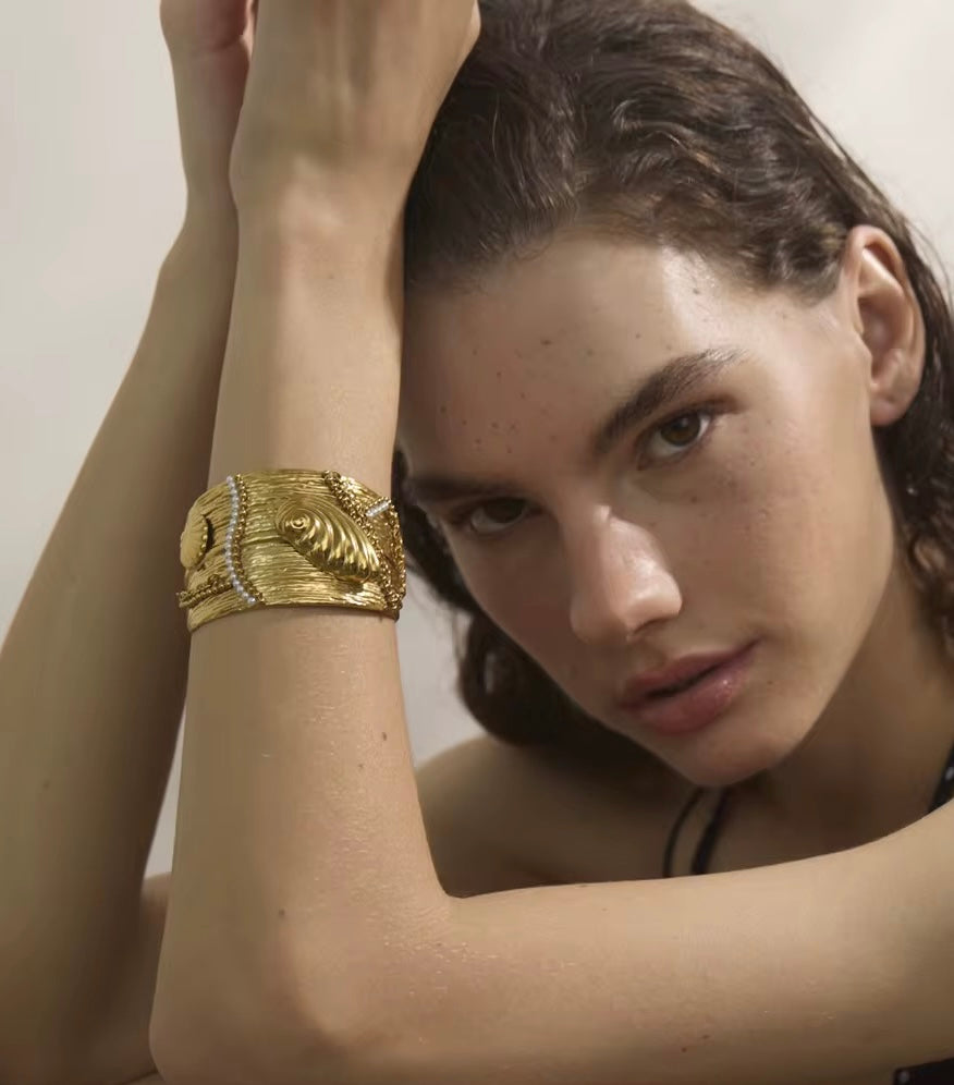 SHELL CUFF