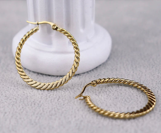 DAINTY TWISTED HOOPS