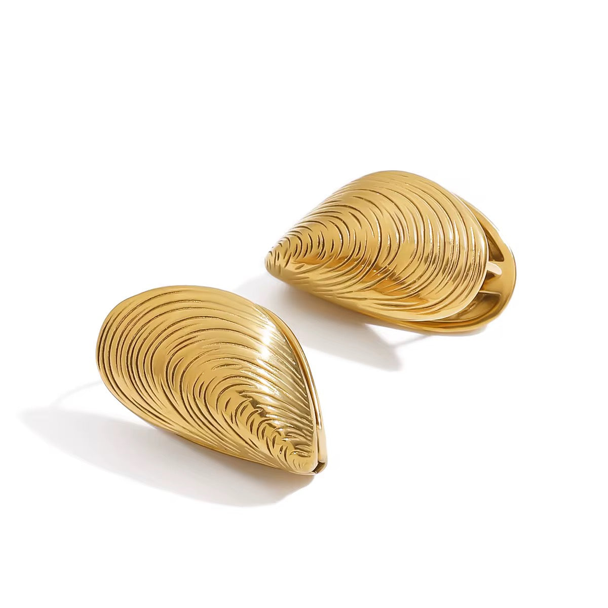 CLAM EARRING