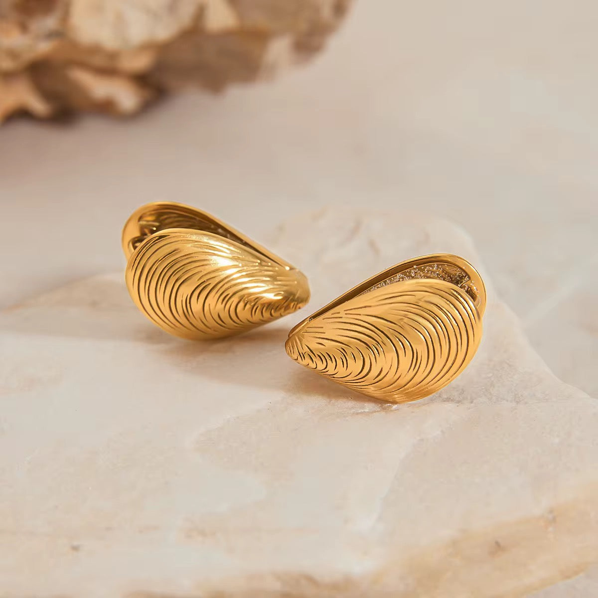 CLAM EARRING
