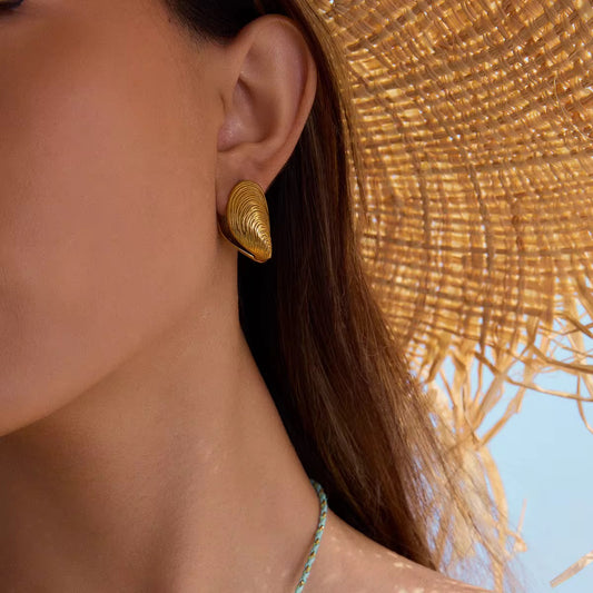 CLAM EARRING